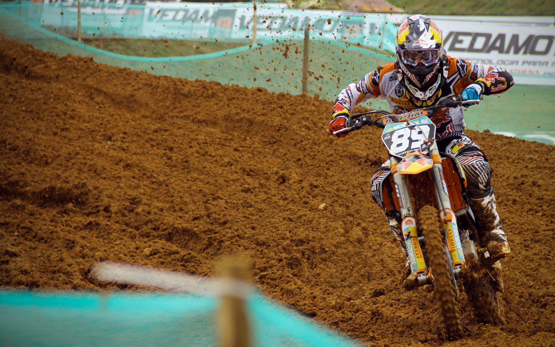 赛道上的红色闪电，阿斯顿马丁绝杀梅赛德斯，维斯塔潘状态火热预示新赛季格局